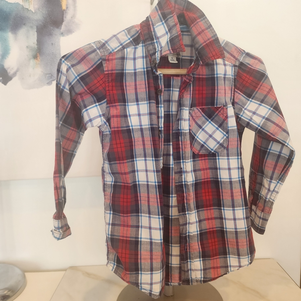 Children's place boys size 5-6 long sleeve plaid button-down shirt.